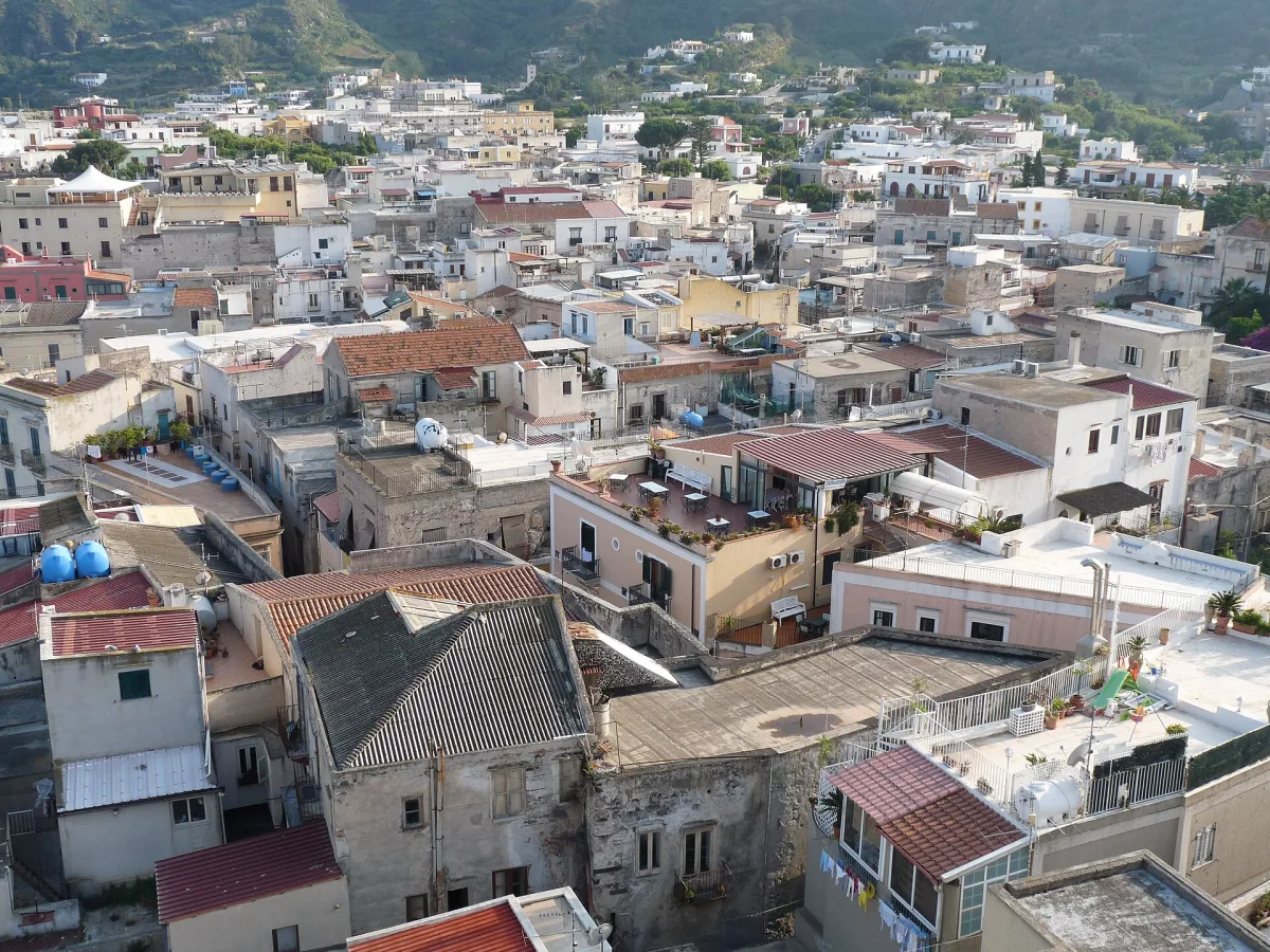Quando andare a Lipari: guida mese per mese 2026